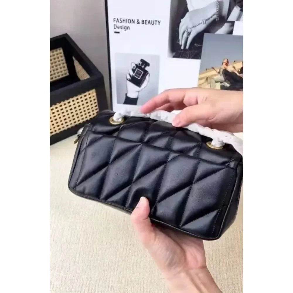 Diamond Patterned Chain Crossbody Bag
